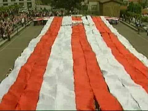Apoyan al Athletic con la camiseta rojiblanca más grande del mundo