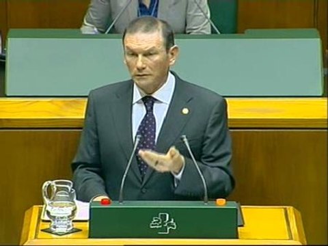 Ibarretxe arremete duramente contra el pacto PSE-PP