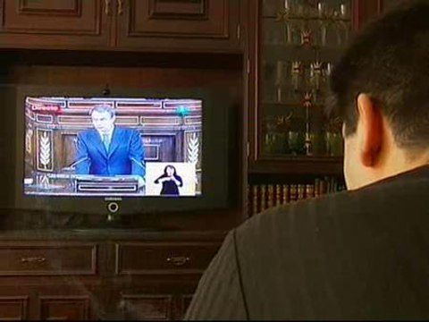 Los desempleados se pegan al televisor para ver el Debate