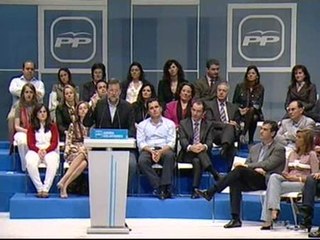 Rajoy acusa a Zapatero de convertirse en "el gran gastador del pueblo español"