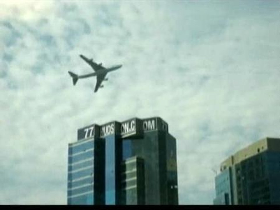 Un avión presidencial volando bajo causa el pán...