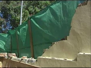 Un camión se estrella contra una casa