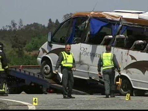 Una joven muere en el accidente de un microbús en Santiago