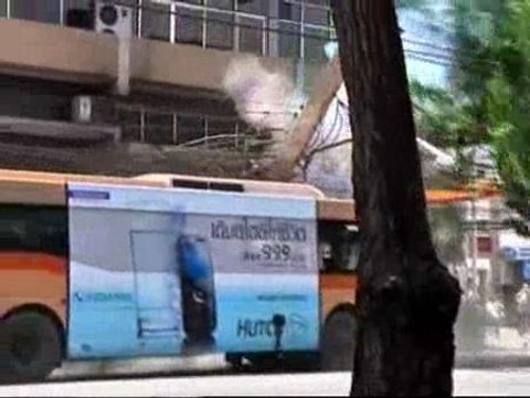 Los manifestantes utilizan autobuses para sembrar el caos en Bangkok