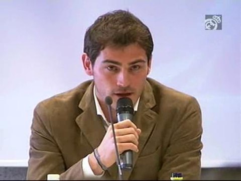 Casillas: Hace diez años no tenía dinero para guantes