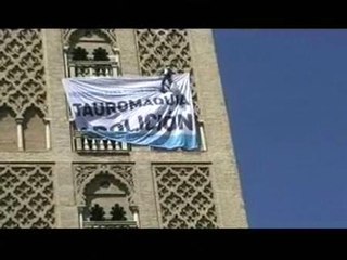 Espectacular protesta antitaurina en Sevilla