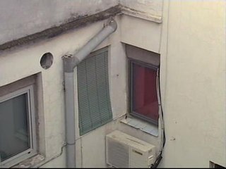 Cae desde un sexto piso y se rompe un tobillo