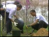Obama planta árboles junto a jóvenes voluntarios