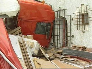 Un camión se empotra contra la cocina de una casa en Navarra