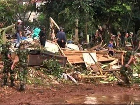 Se eleva a 77 el número de fallecidos al reventar una presa en Indonesia