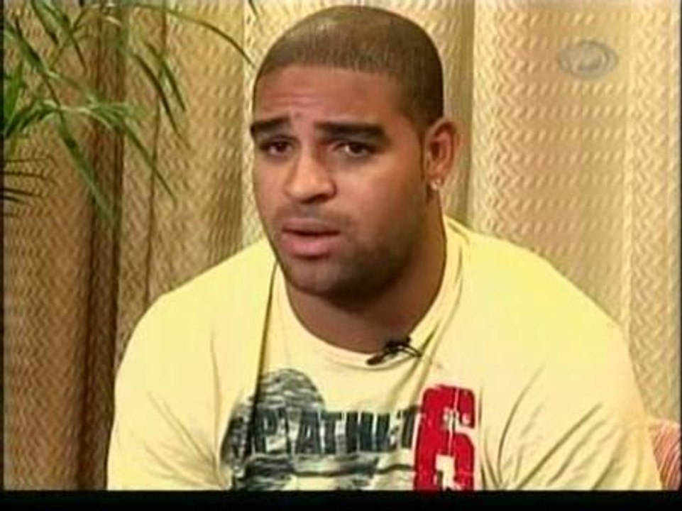 Adriano, delantero del Inter de Milán, anuncia que dejará el fútbol varios meses