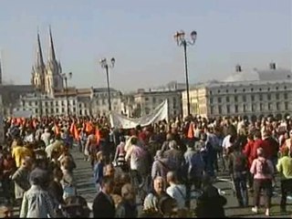 下载视频: Miles de personas salen a la calle en Francia