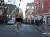 Desnudo y con pértiga por las calles de París
