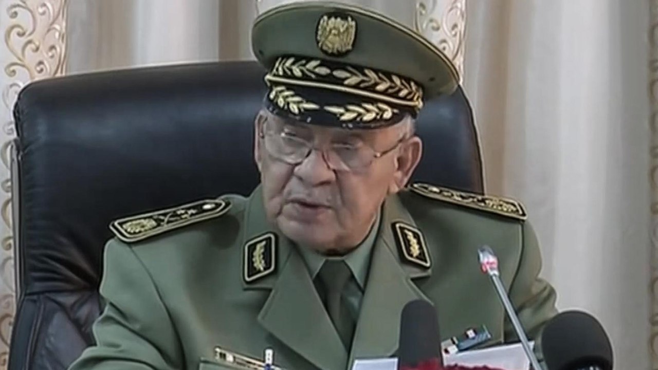 رئيس أركان الجيش الجزائري يتمسك بالمادة 102 كحل للأزمة