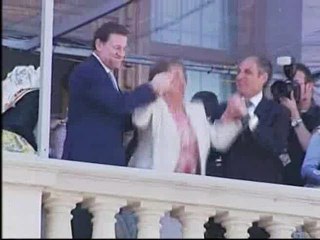 Rajoy goza en la mascletá con Camps