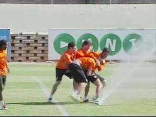 Bromas en el entrenamiento del Valencia