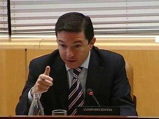 Calvo tila su comparecencia, la de Cano y la de Mayor Oreja de "ridícula"