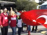 La selección de Turquía llega a Madrid animada por un grupo de seguidores
