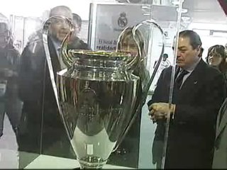 Boluda inaugura la exposición itinerante del Real Madrid en Alicante