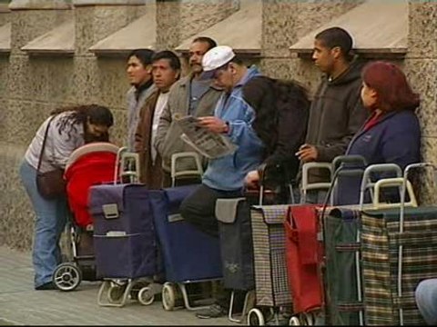 Largas colas para conseguir comida en un monasterio de Barcelona