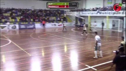 Cachorro invade quadra e salva gol no futsal