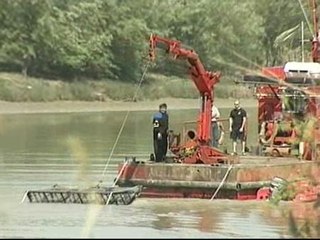 Un rastrillo especial barre el Guadalquivir en busca del cenicero con el que Marta fue asesinada