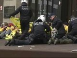 Activistas de Greenpeace bloquean la salida del Ecofin en Bruselas
