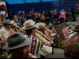 Desfile multitudinario en el carnaval de Bolivia