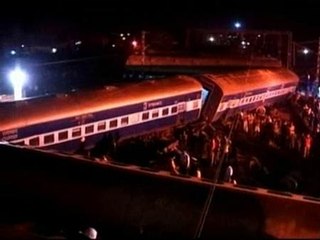 Mueren 15 personas al descarrilar un tren indio
