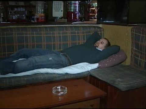 Un hombre duerme en su bar para evitar robos