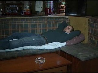 Un hombre duerme en su bar para evitar robos