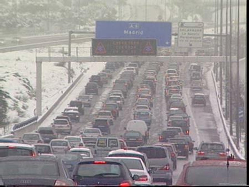 La nieve vuelve a colapsar las entradas a Madrid
