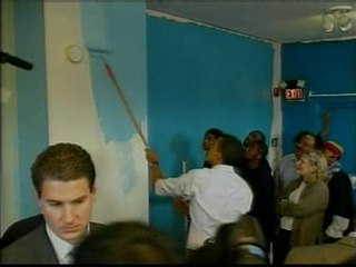 Obama, rodillo en mano, ayuda a pintar el albergue juvenil Sasha Bruce House