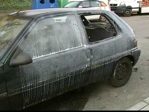 Estalla un artefacto en los bajos de un coche en Mos