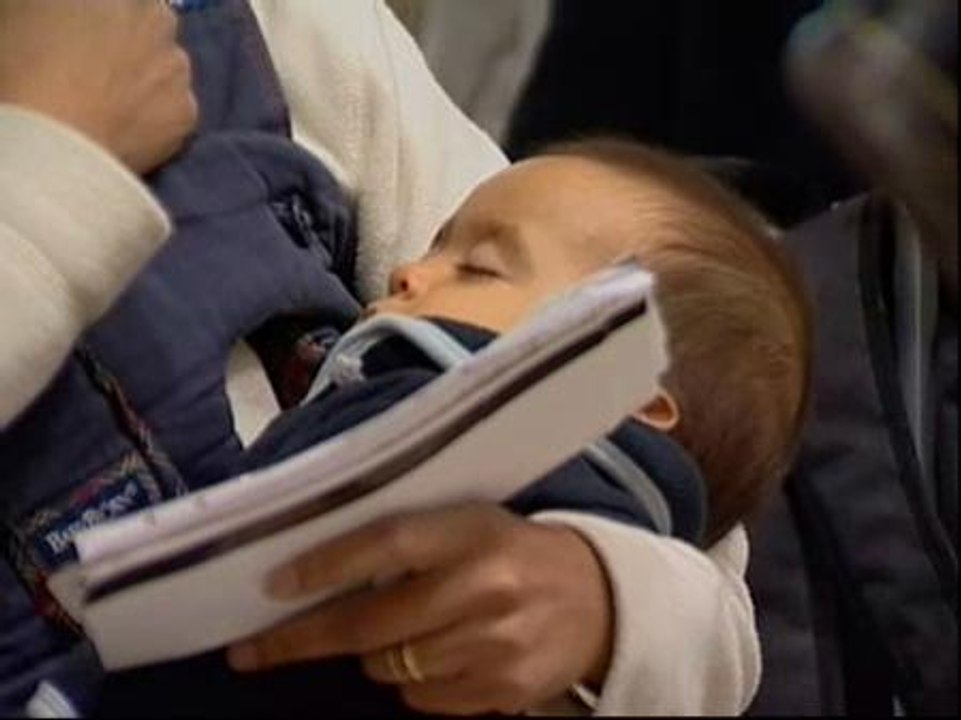 Miles de pasajeros continúan atrapados en Barajas