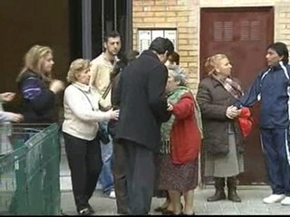 El padre de Mari Luz visita a la familia de Marta