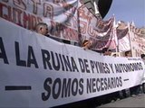 Afectados por los impagos de la constructora 'Obrum' se concentran frente al Congreso