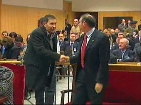 El saludo entre Ibarretxe y Otegi