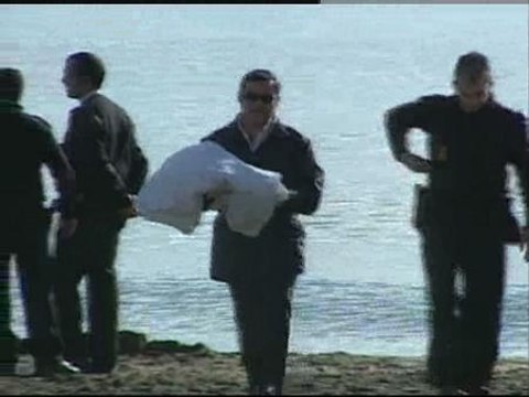 El bebé hallado muerto en una playa de Málaga aún estaba vivo cuando lo arrojaron al mar