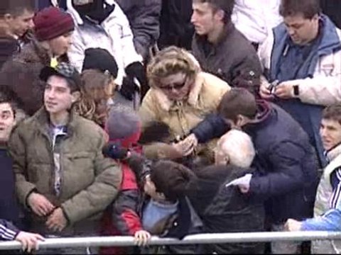 Miles de aficionados asisten al entrenamiento del Real Madrid
