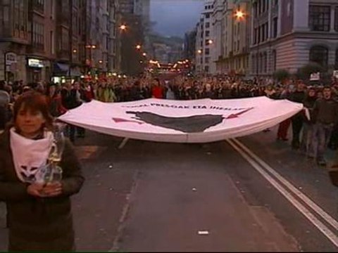 Miles de personas piden amnistía para los presos de ETA en una manifestación