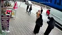 Adana'da bir kadın başörtülü genç kıza saldırdı