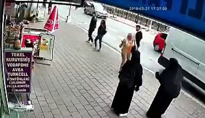 Adana'da bir kadın başörtülü genç kıza saldırdı