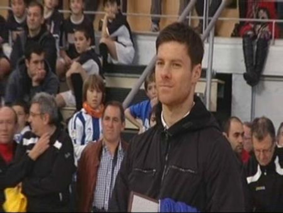 Homenaje a Xabi Alonso en su pueblo natal