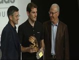 Iker Casillas recibe el Guante de Oro
