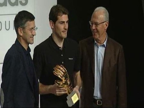 Iker Casillas recibe el Guante de Oro