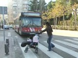 Una niña de dos años,  atropellada por un autobús