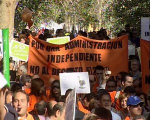 Скачать видео: Miles de empleados publicos se manifiestan en Sevilla