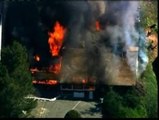 La policía de San Diego (Estados Unidos) prende fuego a una casa llena de explosivos