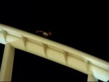 Jóvenes valencianos arriesgan su vida cruzando el puente de la Peineta en monopatín o a la carrera